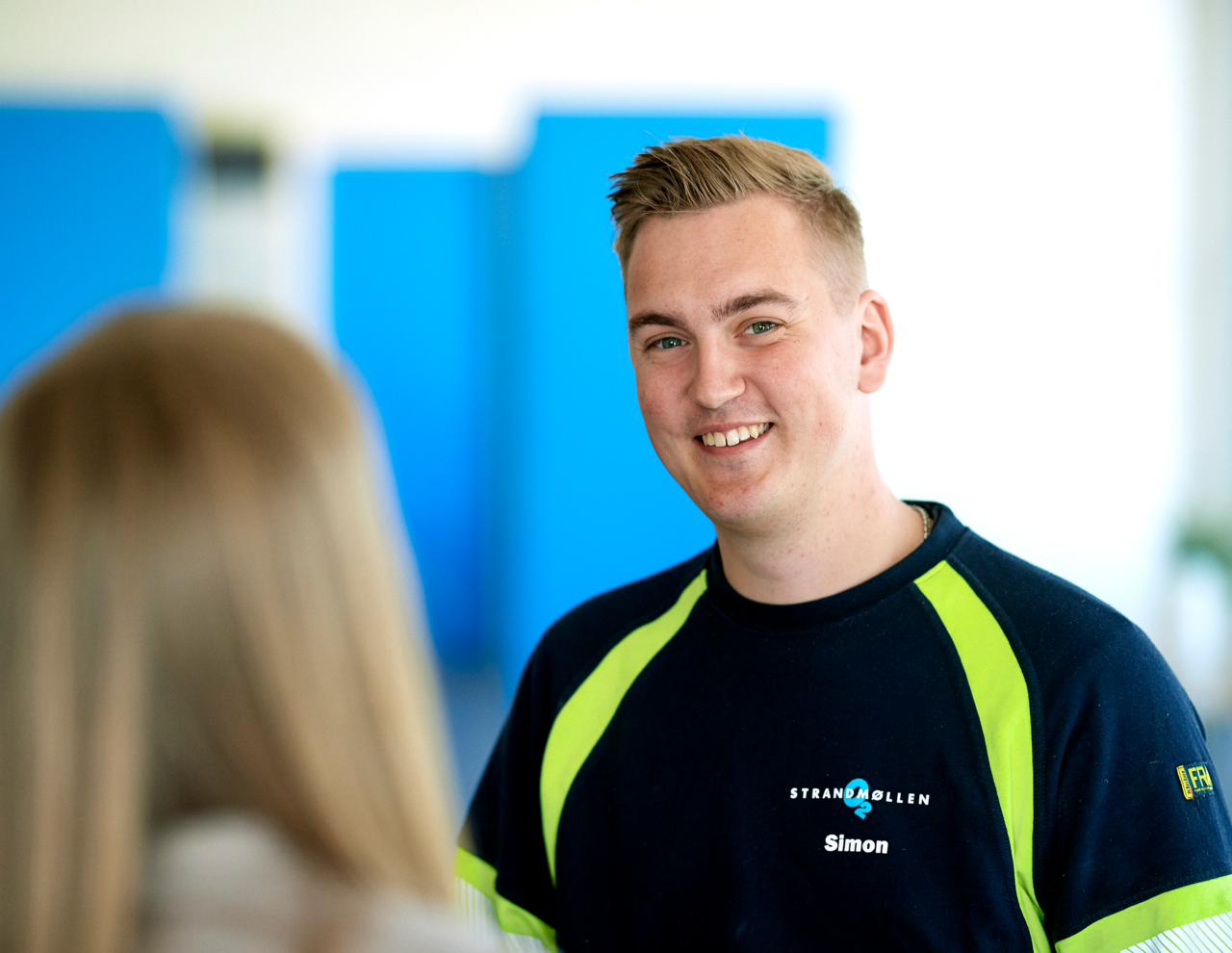 Professionelle glad medarbejder i gasindustri snakker. Få job hos strandmøllen. 