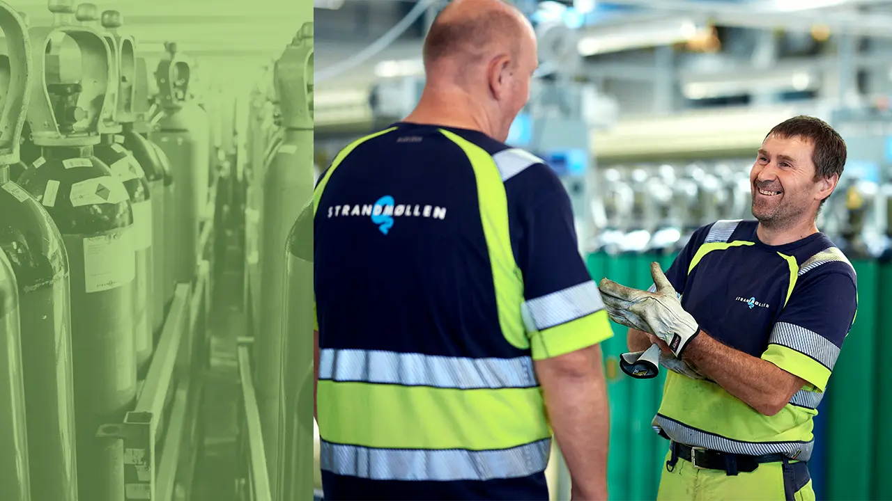 Glade medarbejdere på fabrik mellem flasker snakker om arbejdsplads. Sikkert arbejde i gas industri. 