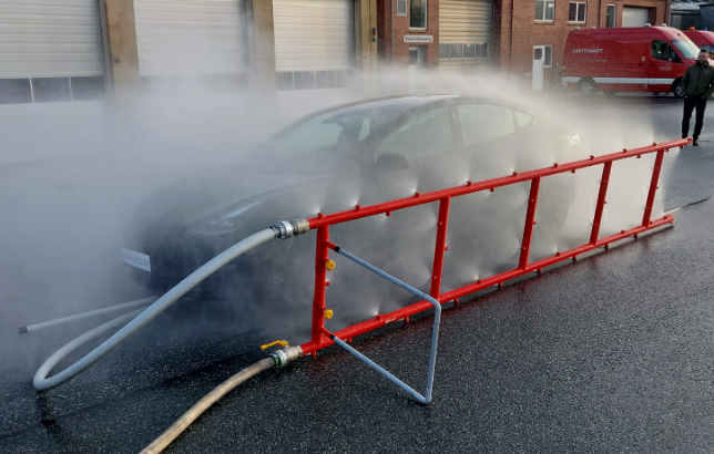 FRA LASTVOGNSBRANCHEN TIL BRANDSLUKNINGSUDSTYR
