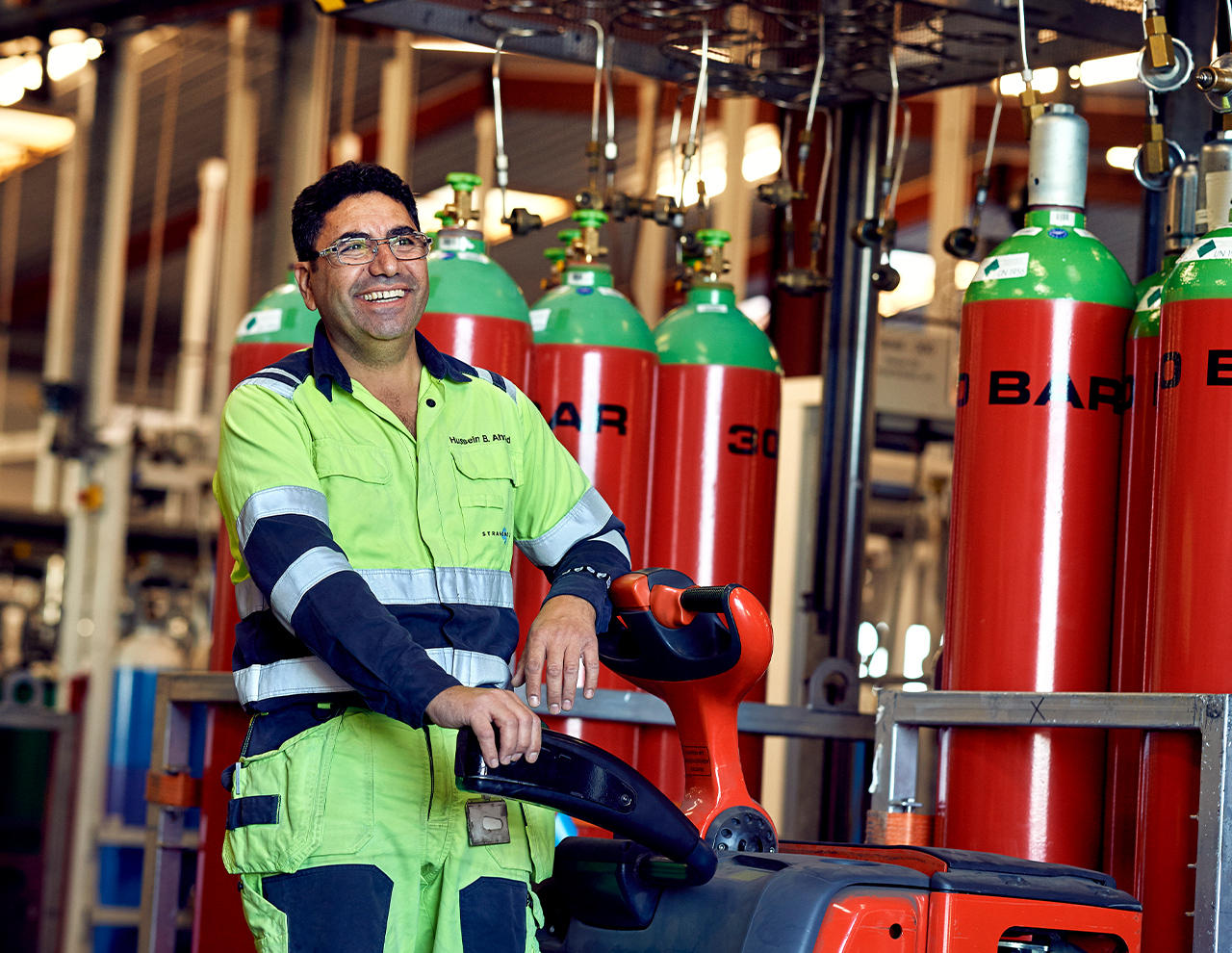 Medarbejder på fabrik, gas industri, god rådgivning, glad kollega. 